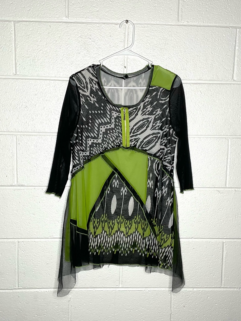 < Kaktus Geometric Patchwork Style Top With Mesh Sleeves >